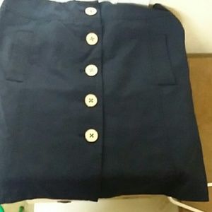 Falda con botones y bolsas a los costados